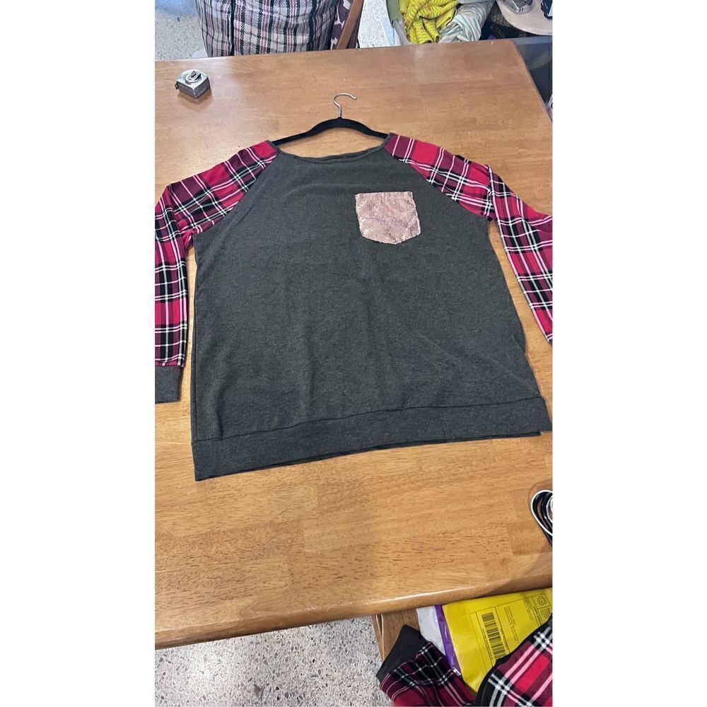 GRAY TOP WITH BUFFALO PLAID SLEEVES GOLD SEQUIN POCKET WOMENS SIZE XL CHRISTMAS - Picture 6 of 10